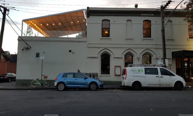 Motorised roof system